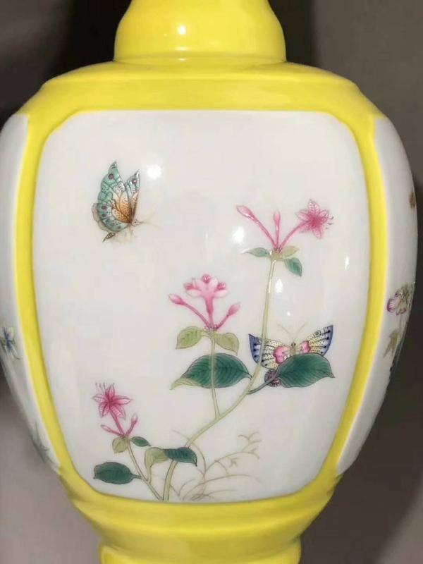 “大清乾隆年制”款 四面珐琅花卉开光,黄釉赏瓶1.jpg