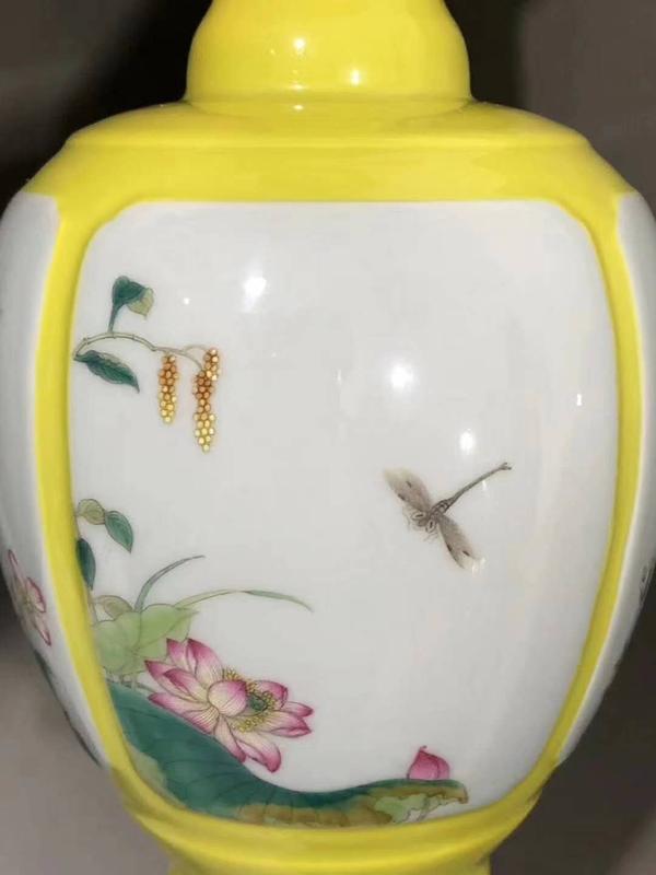 “大清乾隆年制”款 四面珐琅花卉开光,黄釉赏瓶2.jpg