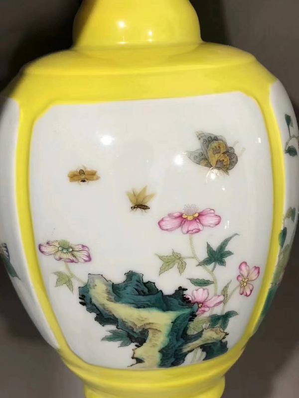 “大清乾隆年制”款 四面珐琅花卉开光,黄釉赏瓶3.jpg