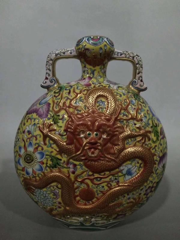 “清代乾隆年制”款 黄地图案,雕矾红描金龙,双耳蒜头瓶.jpg